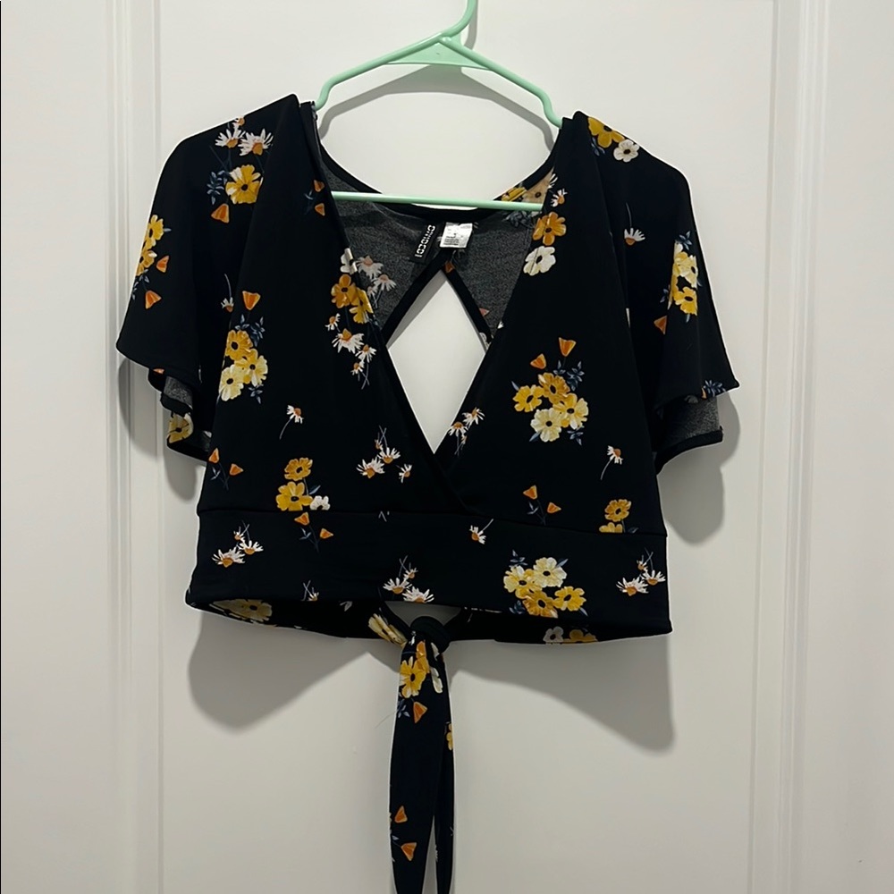 H&M Black and Yellow Flutter Sleeve Crop Blouse
